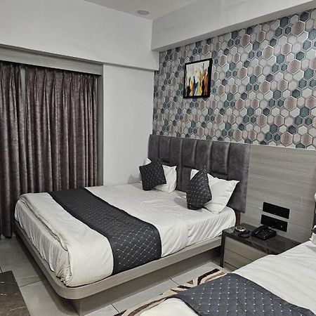Hotel Allen อาเมดาบัด ภายนอก รูปภาพ