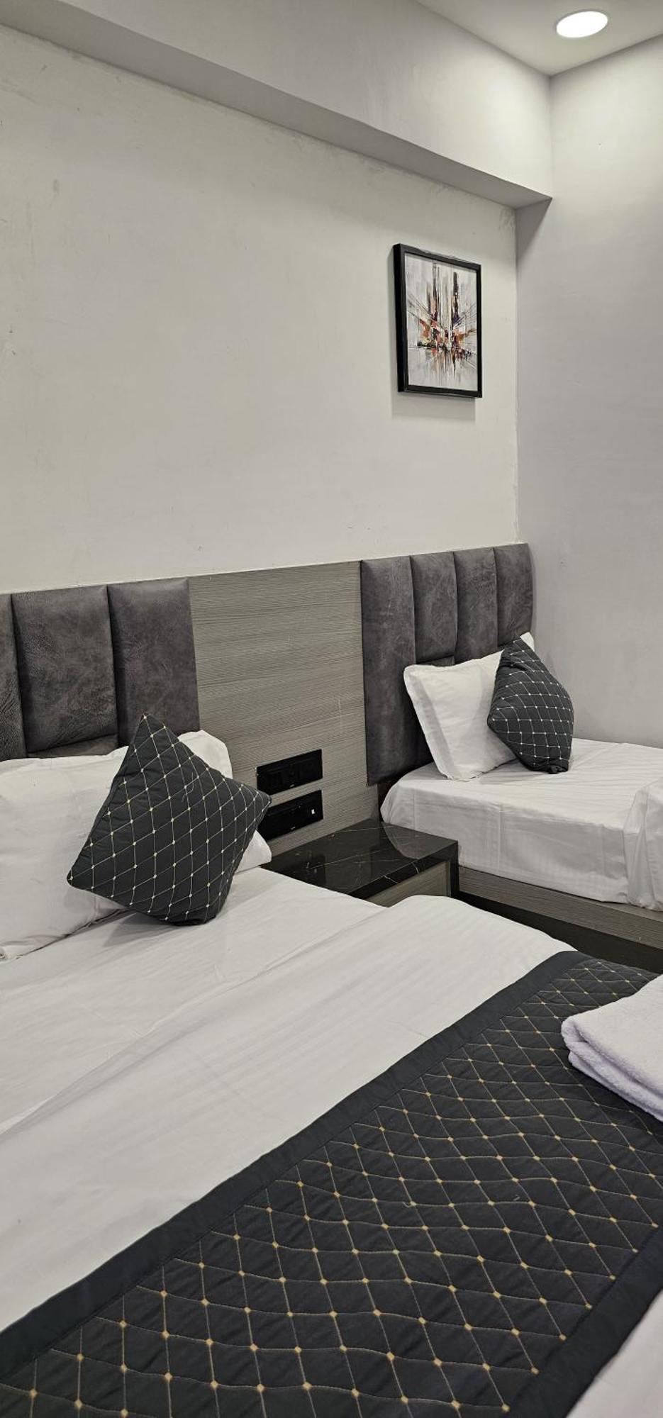 Hotel Allen อาเมดาบัด ภายนอก รูปภาพ
