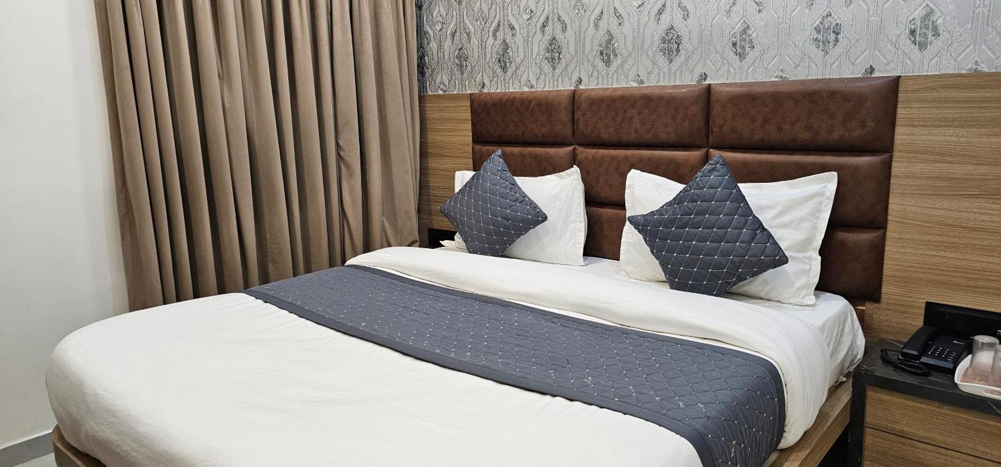 Hotel Allen อาเมดาบัด ภายนอก รูปภาพ